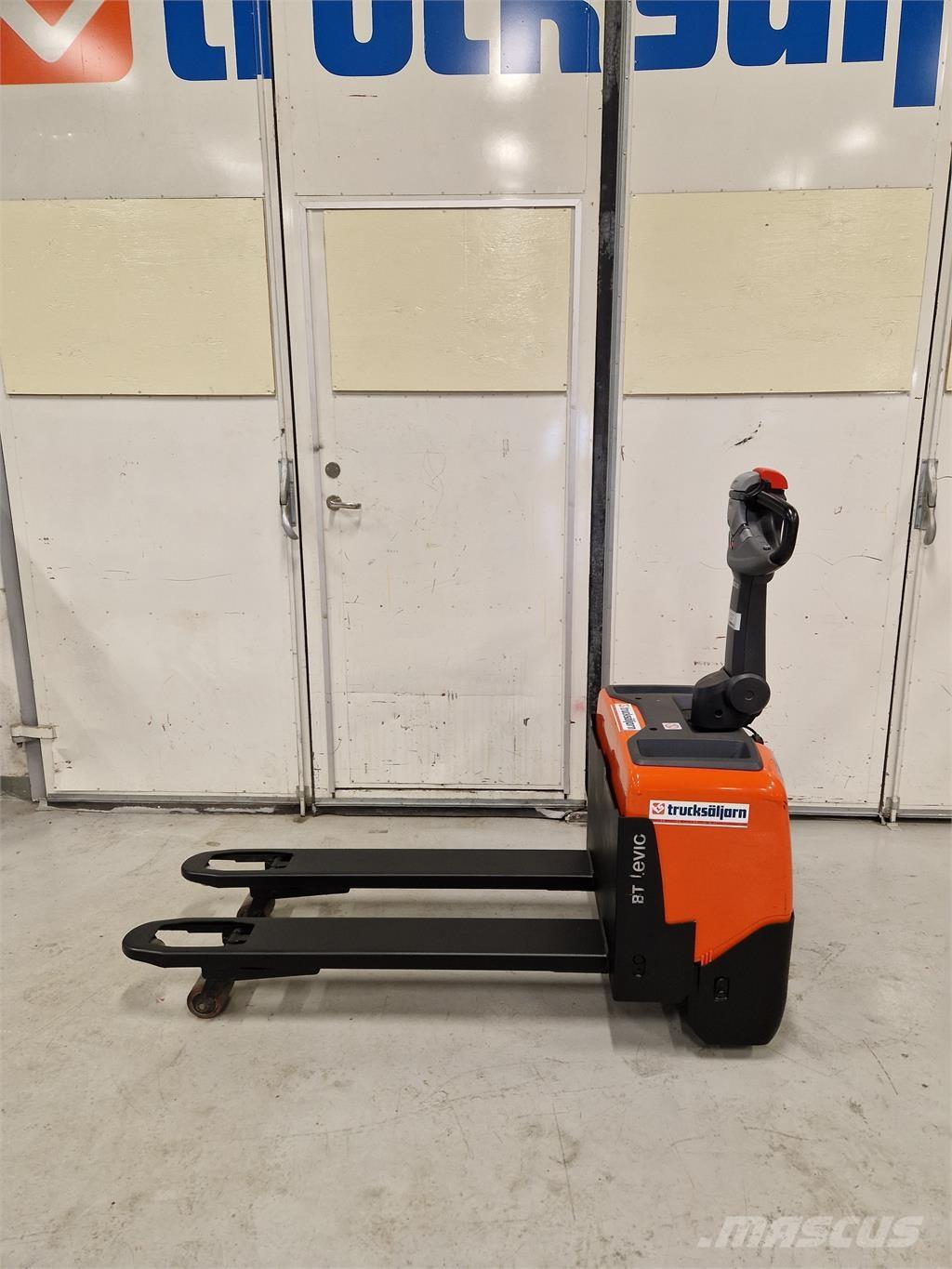 Toyota LWE130 Pedestrian stacker