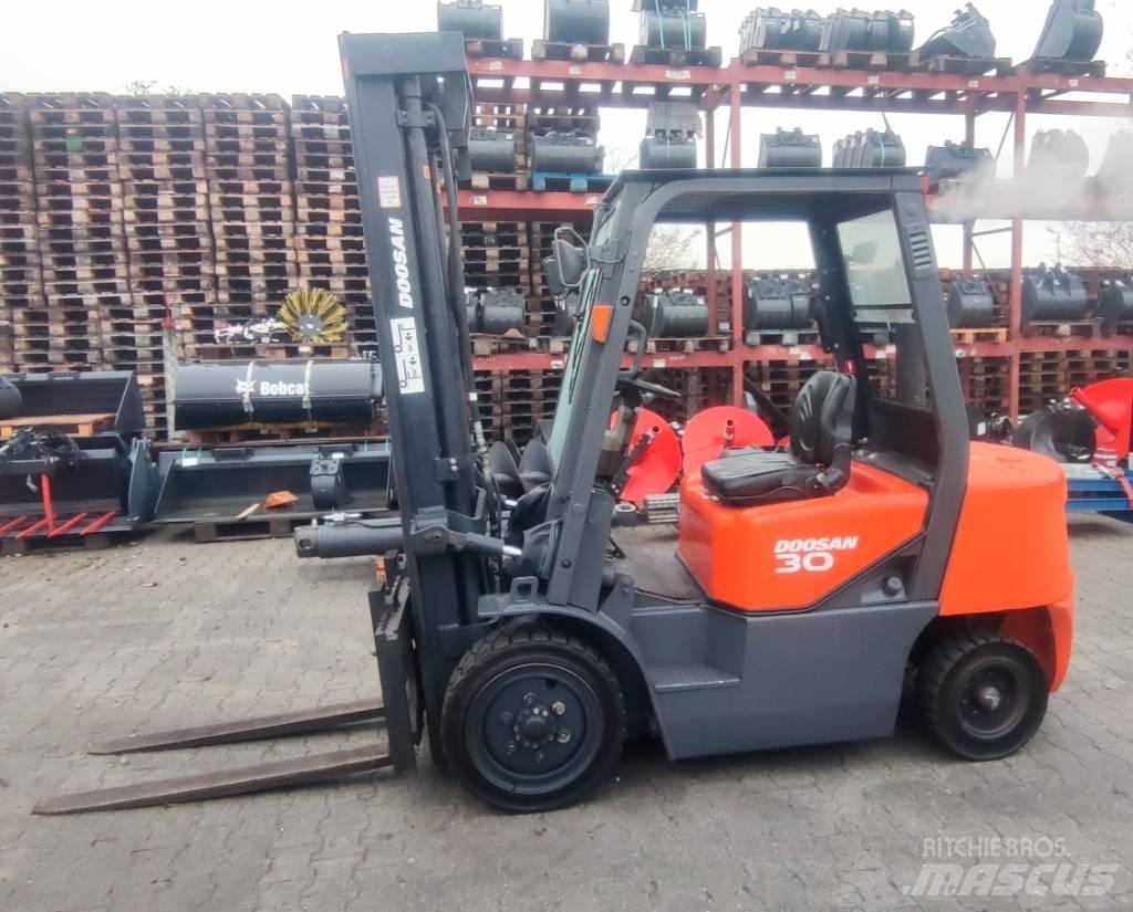 Doosan D 30 G Diesel trucks