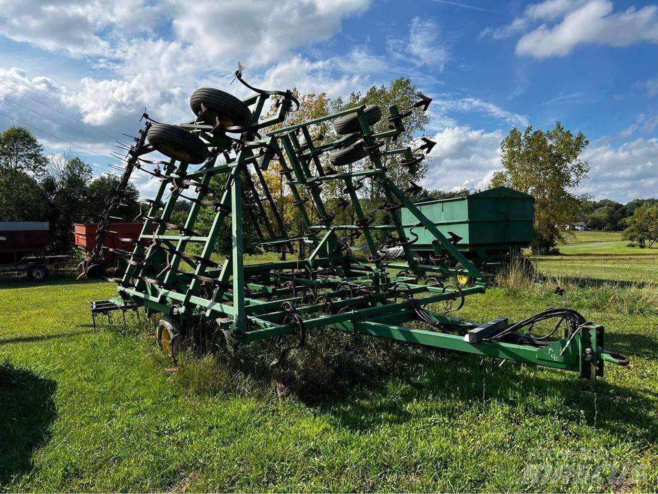 John Deere 960 Cultivators