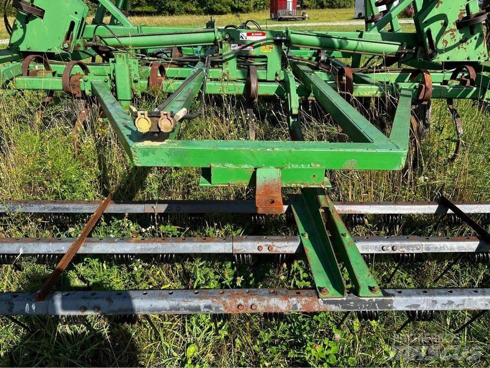 John Deere 960 Cultivators