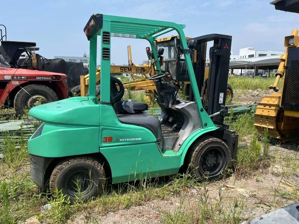 Mitsubishi FD 30 N Diesel trucks