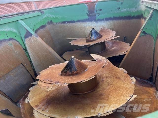 Peecon 26M³ Feed mixer