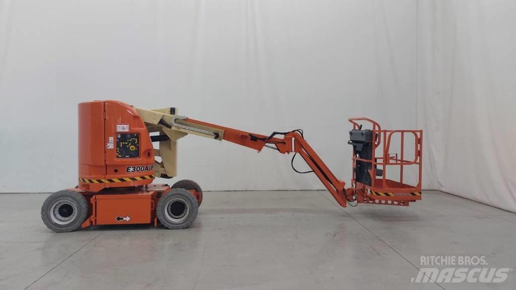 JLG E300AJP Articulated boom lifts