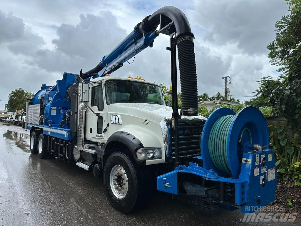 Mack GU713 Commercial vehicle