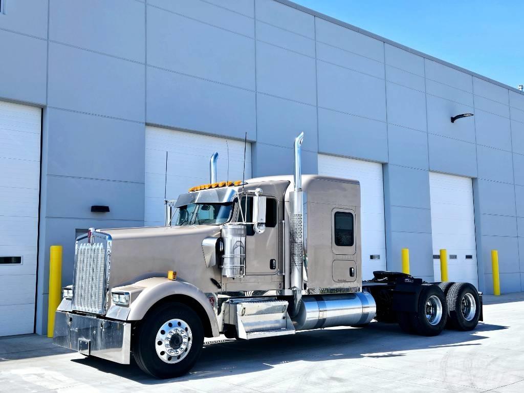 Kenworth W 900 Prime Movers