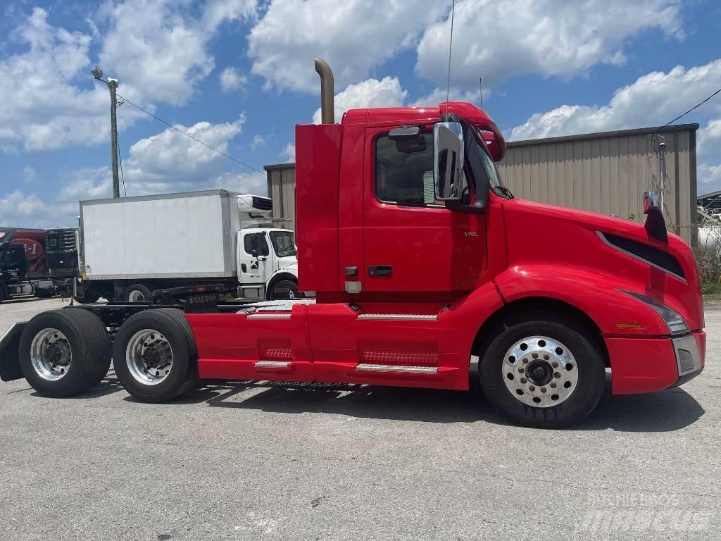 Volvo VNL64T300 Prime Movers