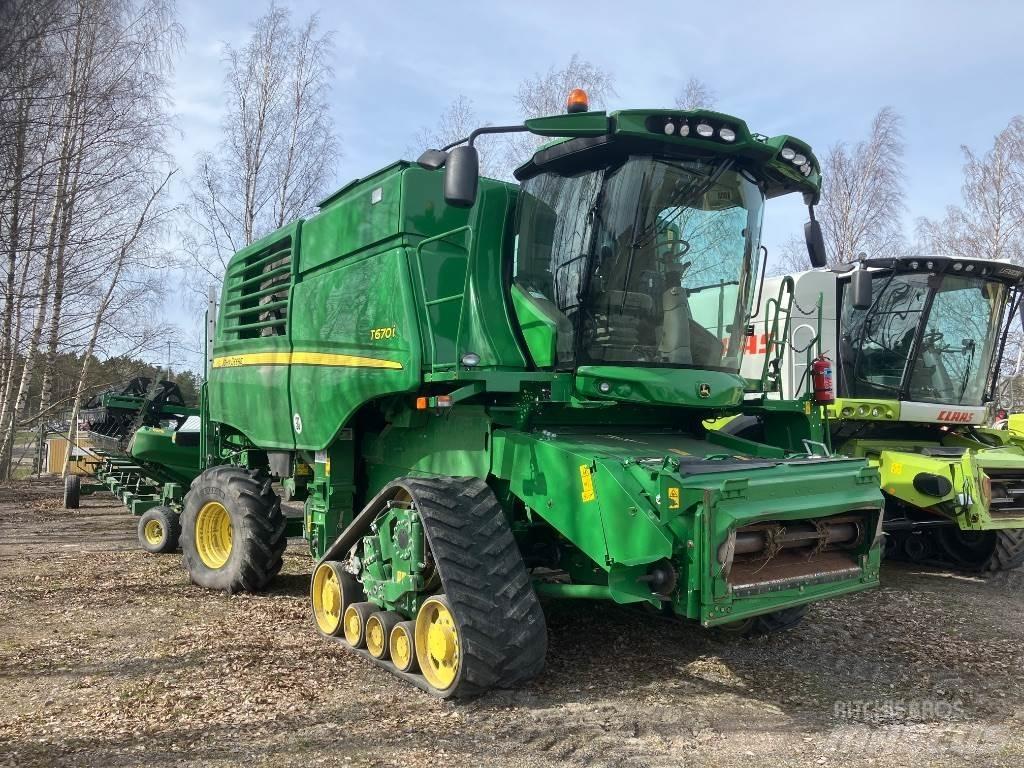 John Deere 670i Combine harvesters
