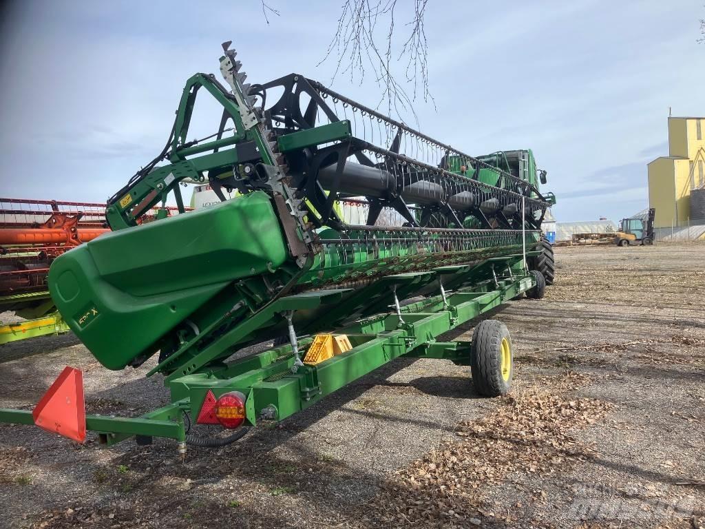 John Deere 670i Combine harvesters