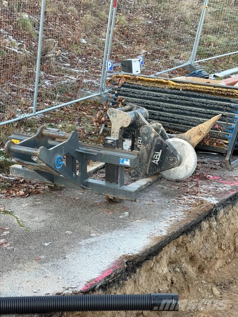 CAT M318 Wheeled excavators