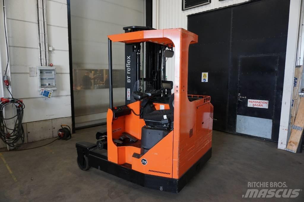 Toyota FRE270 4-way reach truck