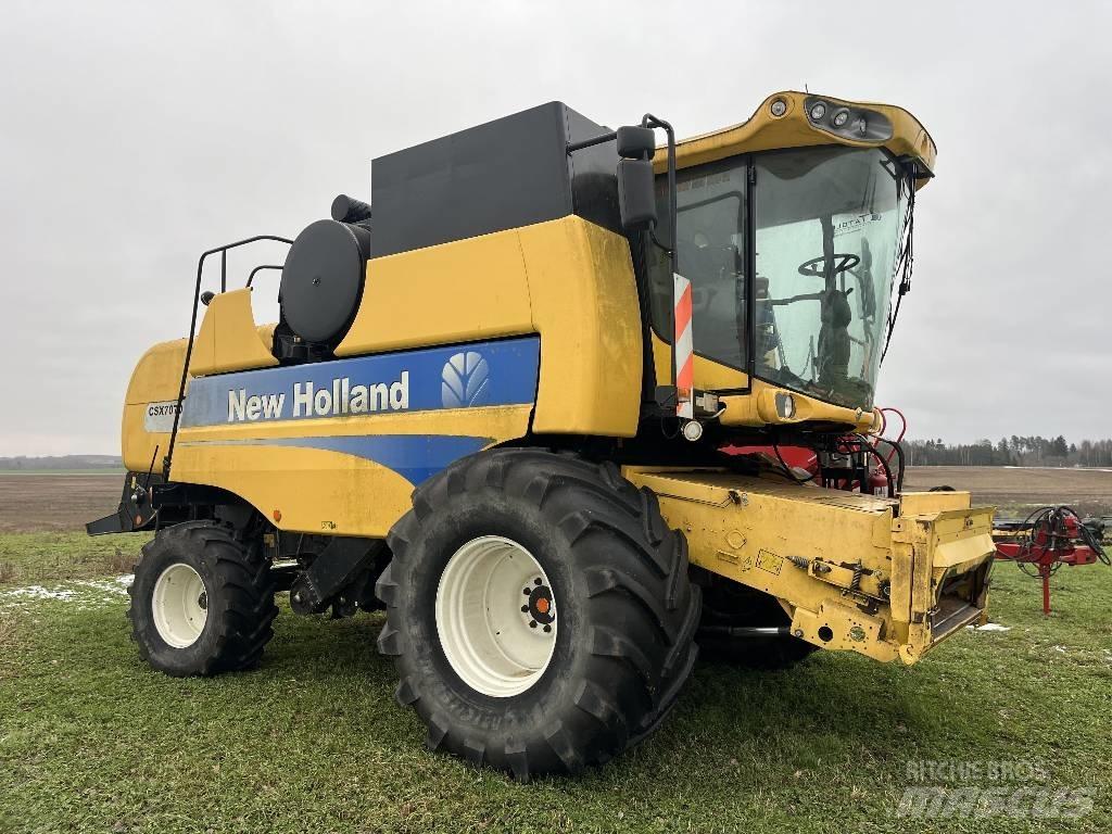 New Holland CSX 7070 Combine harvesters