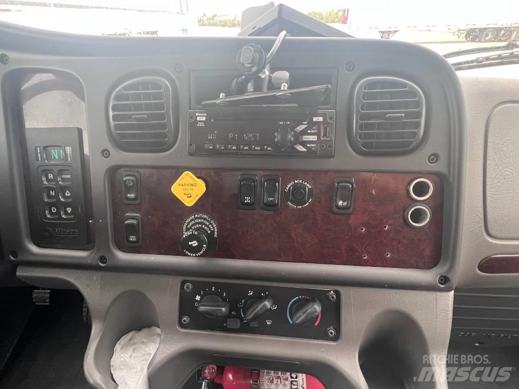Freightliner M 106 Box trucks