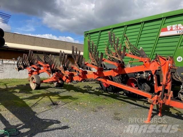 Kuhn Vari-Master Plows