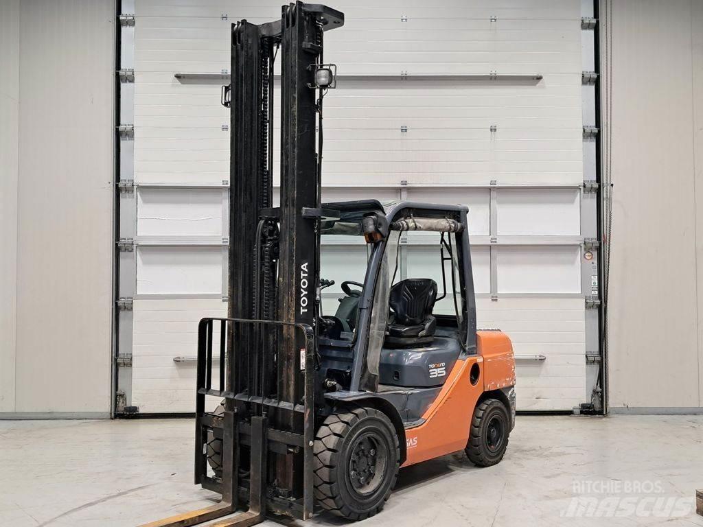 Toyota 02-8FDJF35 Diesel trucks