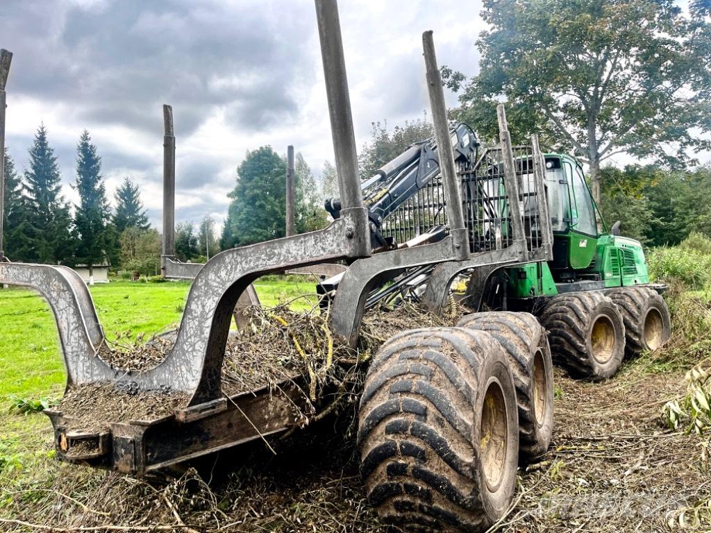 John Deere 1110 E Forwarders