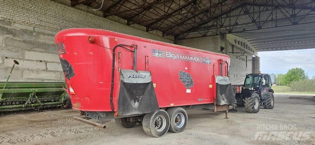 Peecon Mammoet Feed mixer