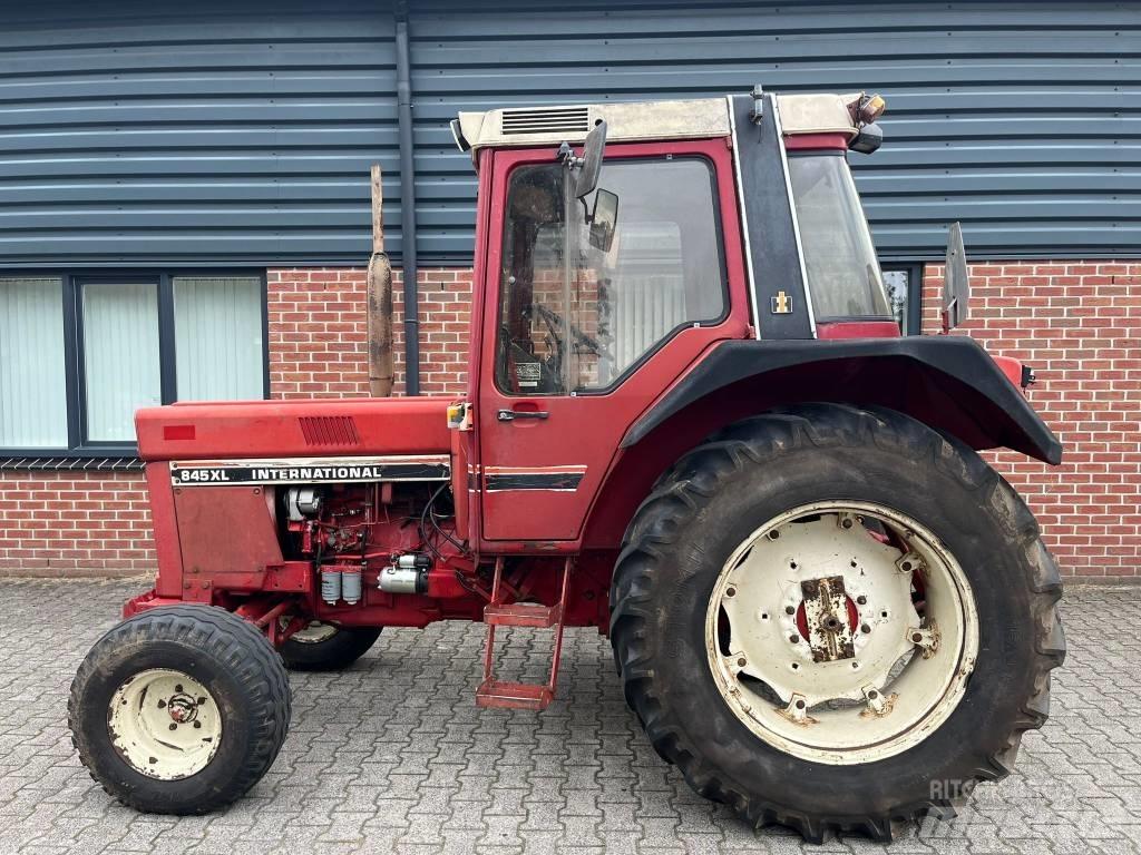 International 845 XL Tractors