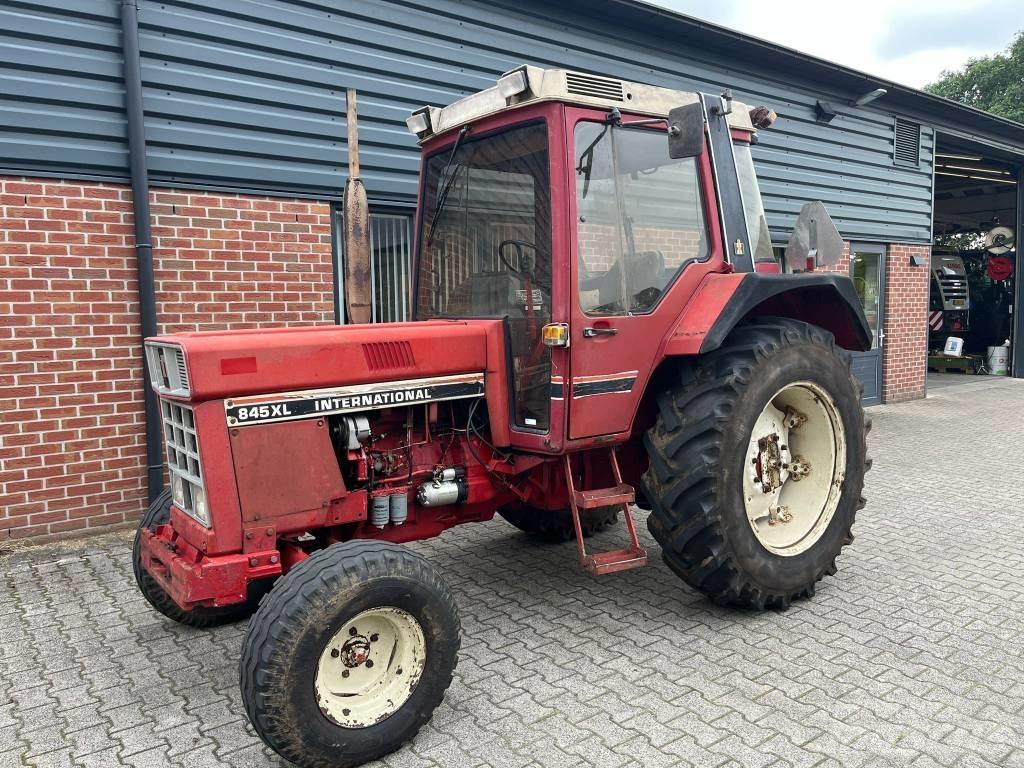 International 845 XL Tractors