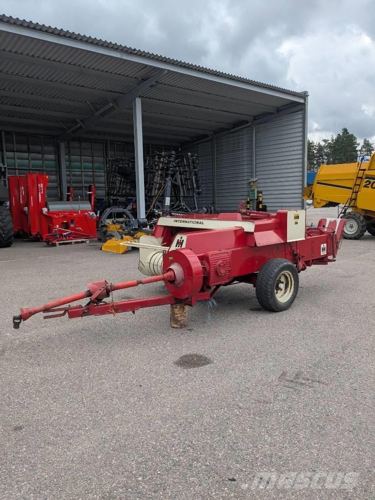 International 430 T Square balers