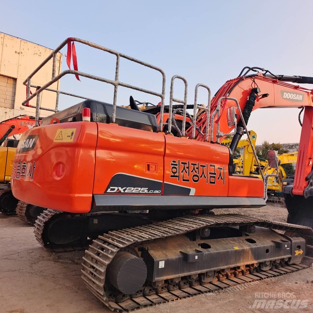 Doosan 225 LC Crawler excavators