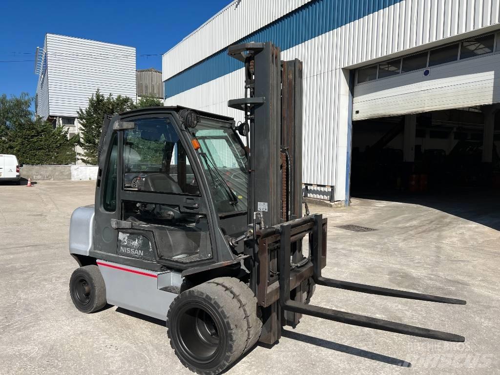 Nissan DX 30 Diesel trucks