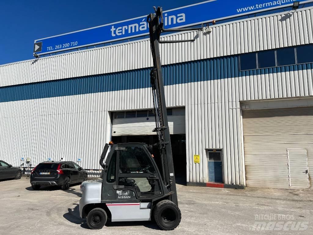 Nissan DX 30 Diesel trucks
