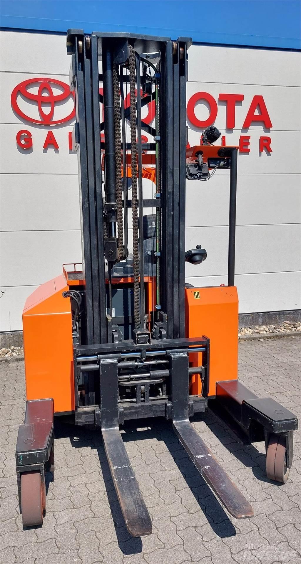 Toyota FRE270 4-way reach truck