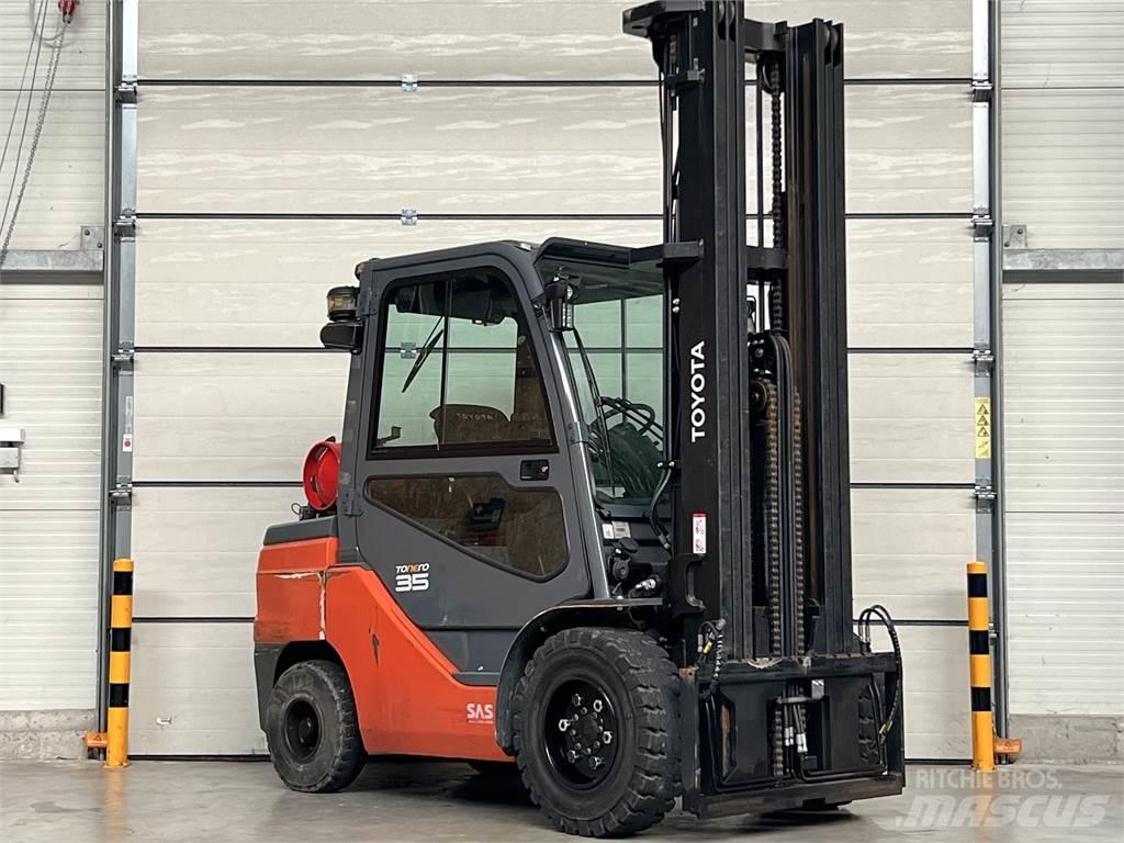 Toyota 8FGJF35 LPG trucks