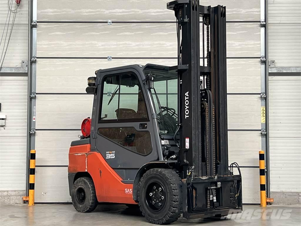 Toyota 8FGJF35 LPG trucks