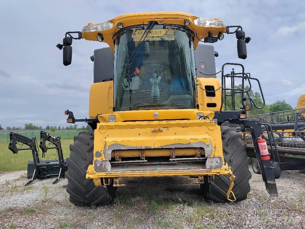 New Holland CX 8070 Combine harvesters