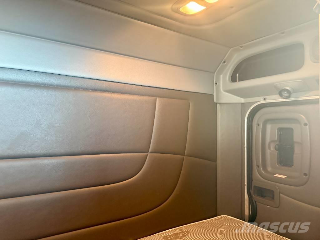 Peterbilt 389 Prime Movers