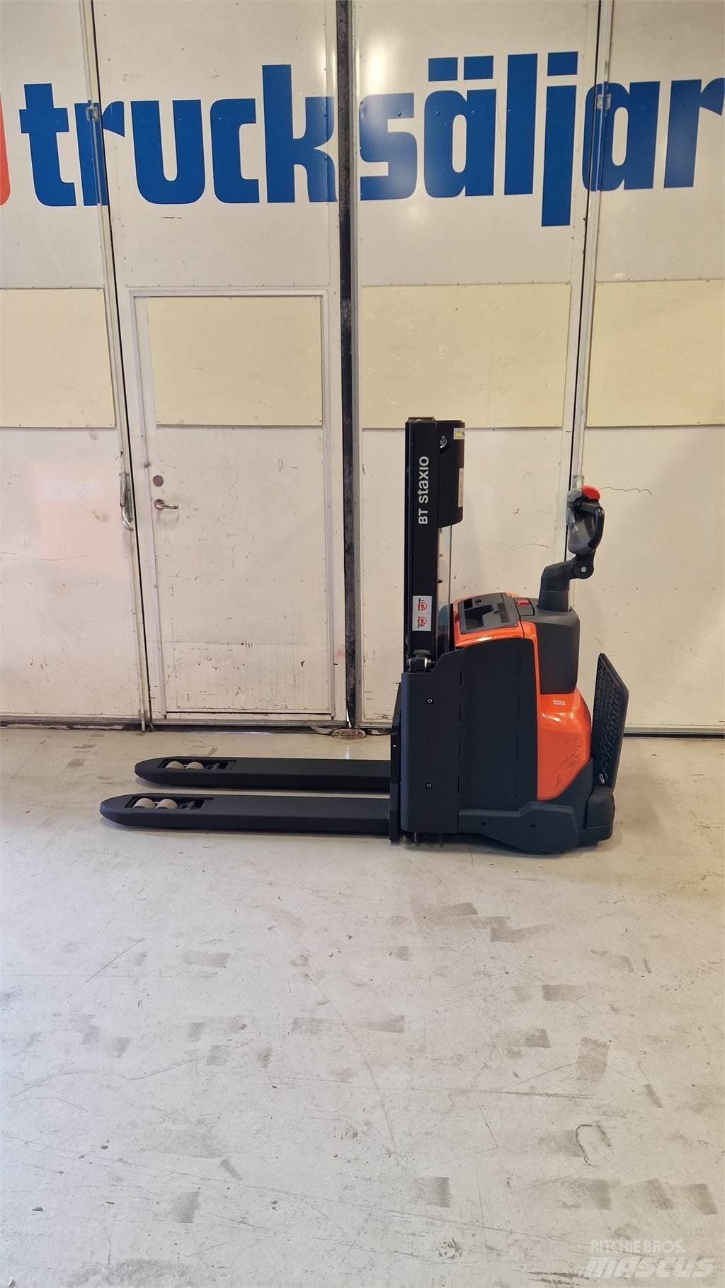 BT SWE200D Pedestrian stacker