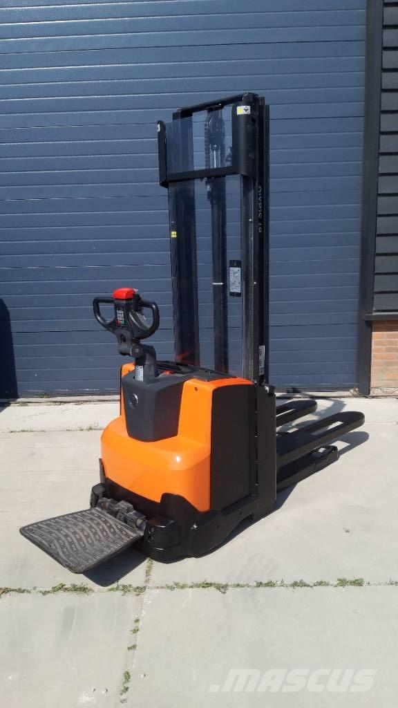 BT SWE 120 Self propelled stackers
