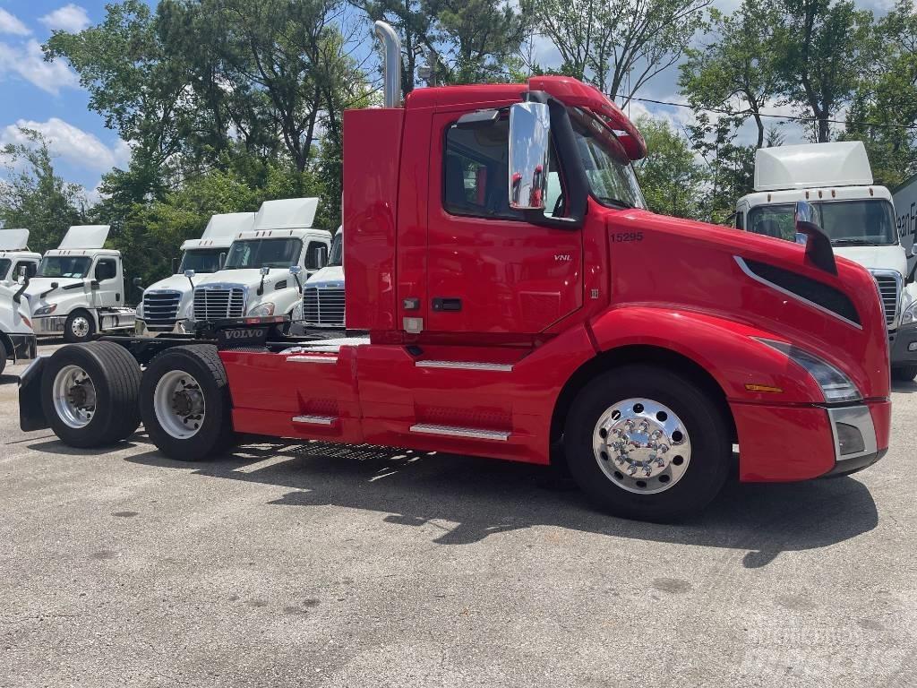 Volvo VNL64T300 Prime Movers
