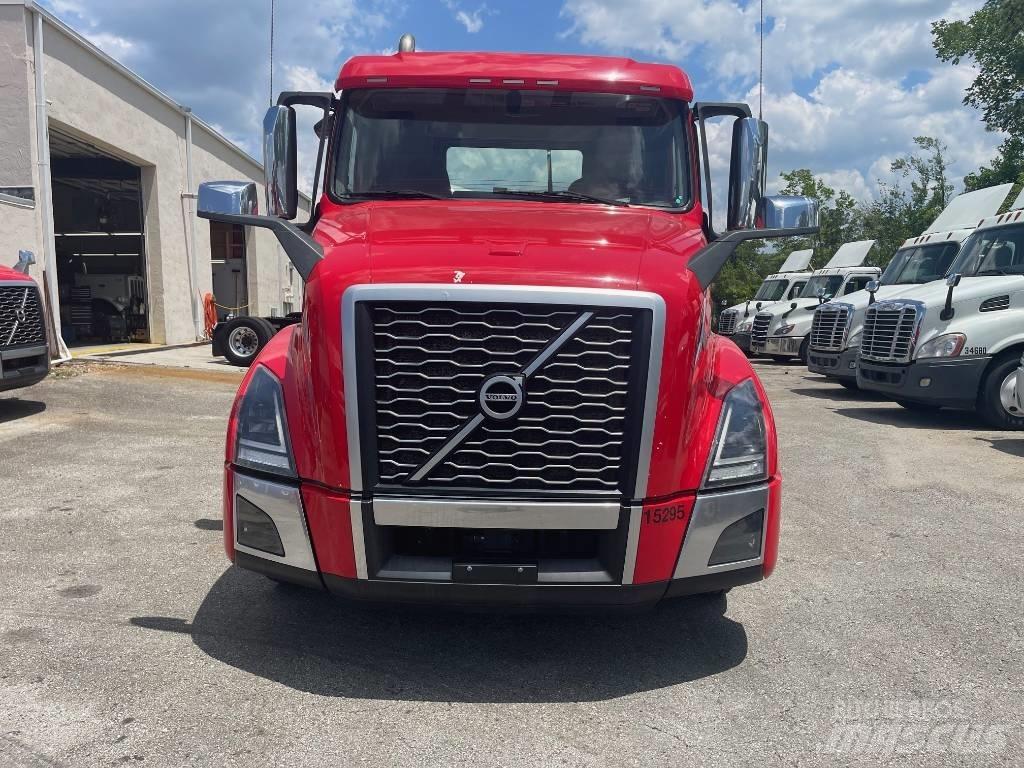 Volvo VNL64T300 Prime Movers
