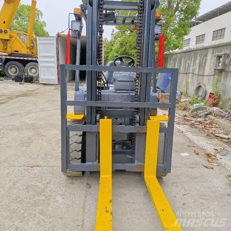 Komatsu 30 Diesel trucks