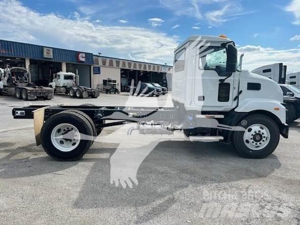 Mack MD6 Chassis Cab trucks
