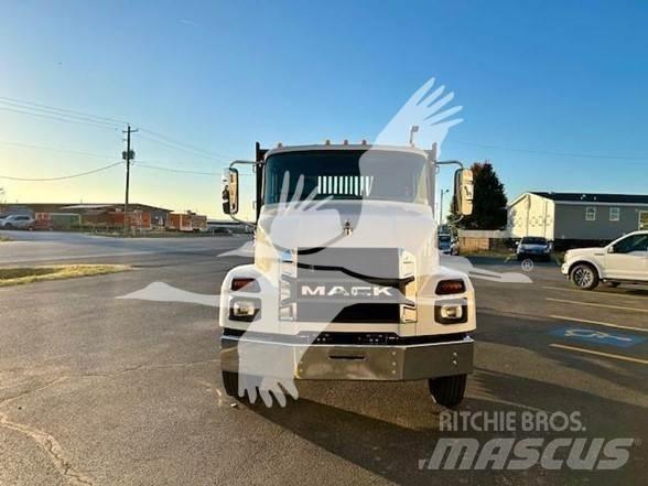 Mack MD6 Flatbed / Dropside trucks