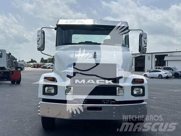 Mack MD6 Chassis Cab trucks