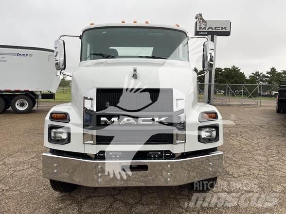 Mack MD6 Flatbed / Dropside trucks