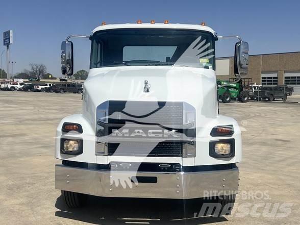 Mack MD6 Chassis Cab trucks