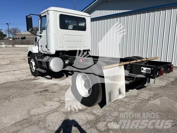 Mack MD6 Chassis Cab trucks
