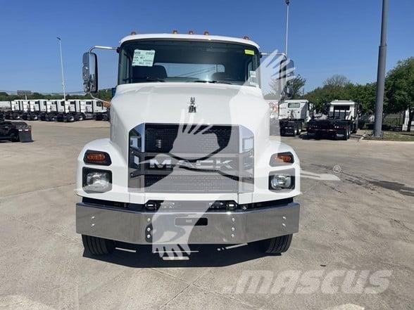 Mack MD6 Prime Movers