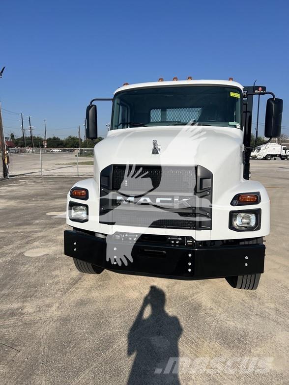 Mack MD6 Flatbed / Dropside trucks
