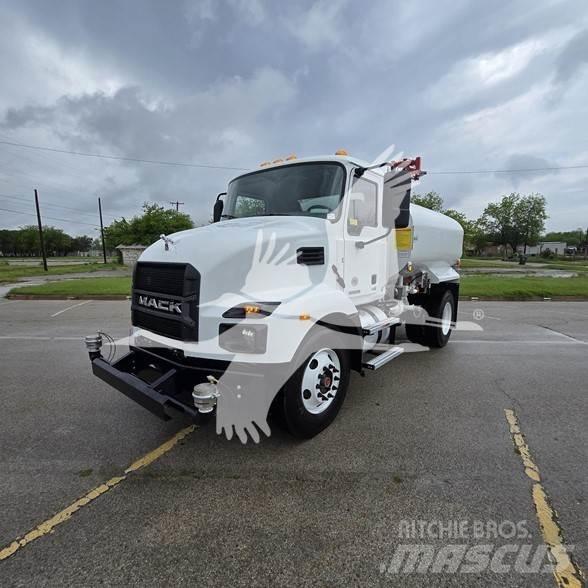 Mack MD7 Tanker trucks