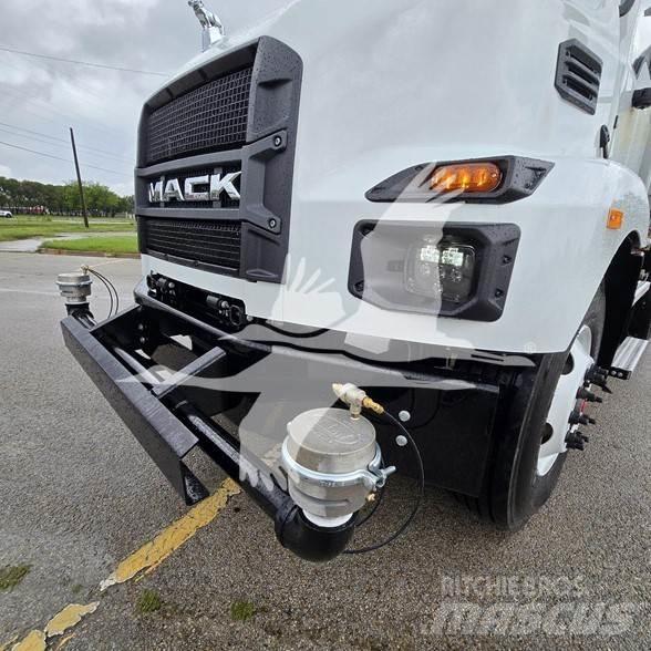 Mack MD7 Tanker trucks