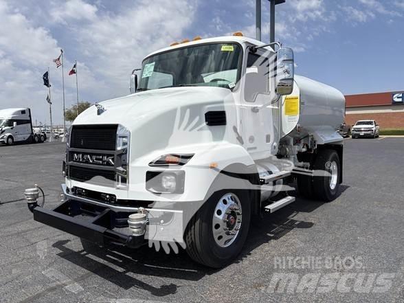 Mack MD7 Tanker trucks