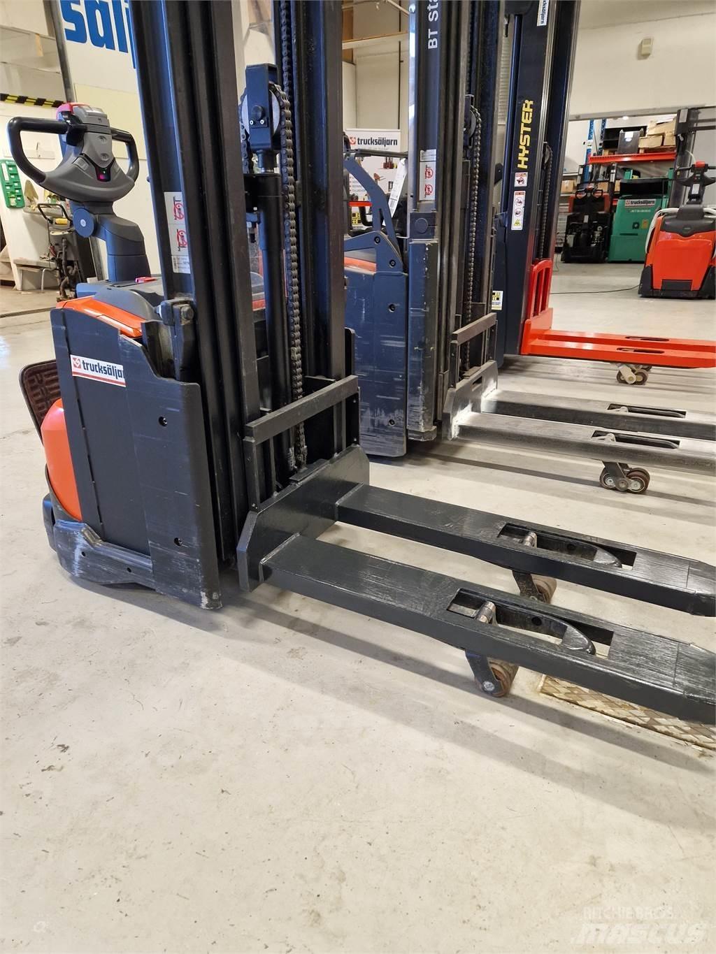 Toyota SWE120L Pedestrian stacker