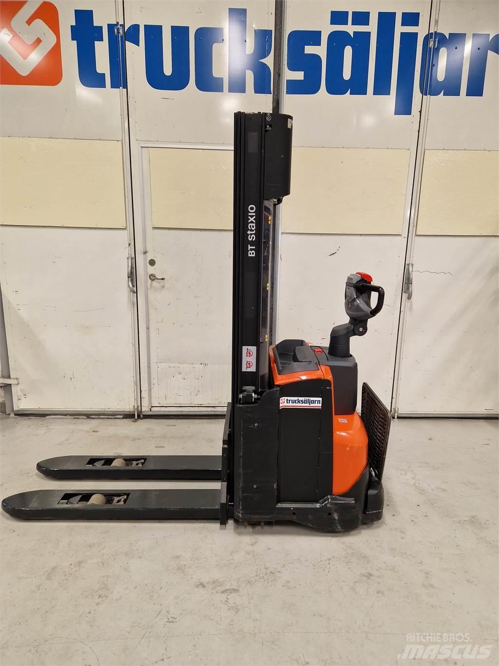 Toyota SWE120L Pedestrian stacker