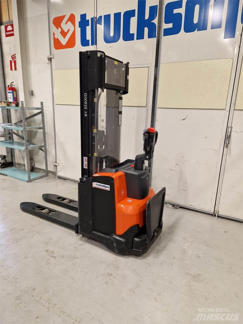 Toyota SWE120L Pedestrian stacker